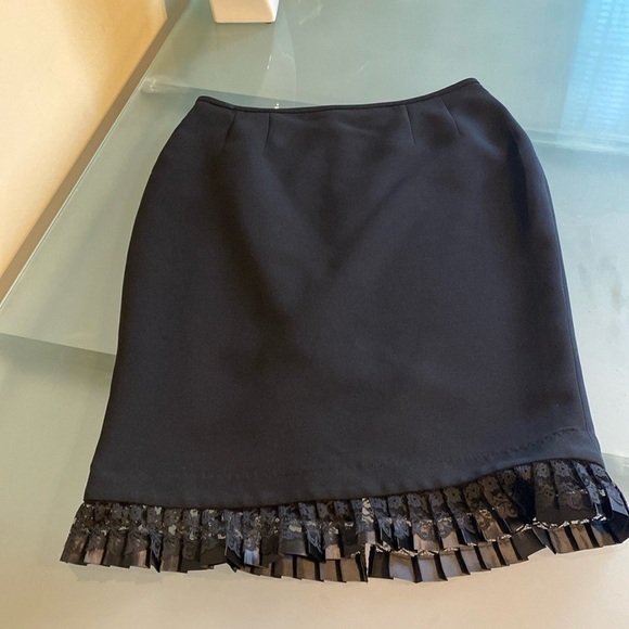 Tahari Skirt Black Crepe and Lace Skirt Size 8 - Picture 2 of 5